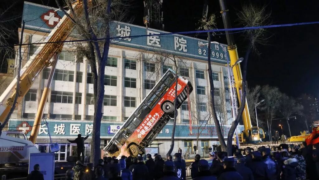 恐怖！路面塌陷 公交车坠落深坑爆炸起火 已9死10失踪!（组图） - 10