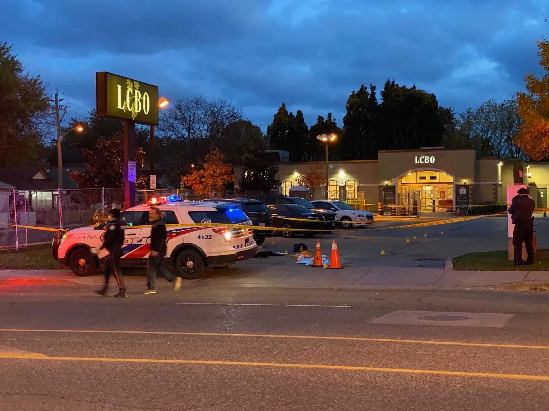 疯狂！21岁小伙购物时被乱枪射死，竟是疫情期间因社交距离引发血案（组图） - 1