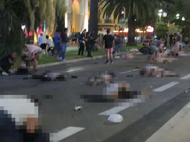 法国封城前夕爆恐袭，多名平民遭砍杀，2人被斩首，教堂惨变屠杀场！（视频/组图） - 36