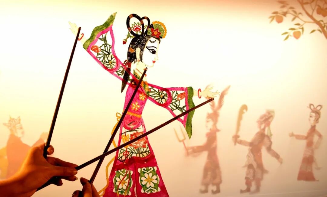 至今已经有100多年的历史,以独特的唱腔风格和演出方式,成为北方皮影