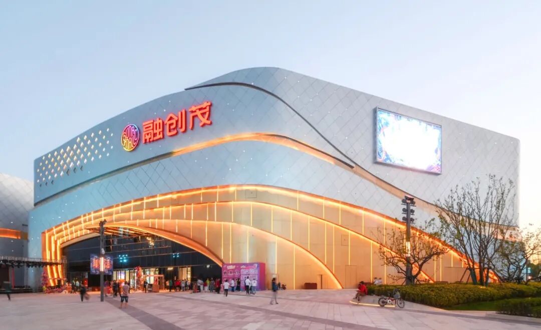 富有科技感的外形,让人忍不住想进去一探究竟| 摄影:陈泽震融创茂