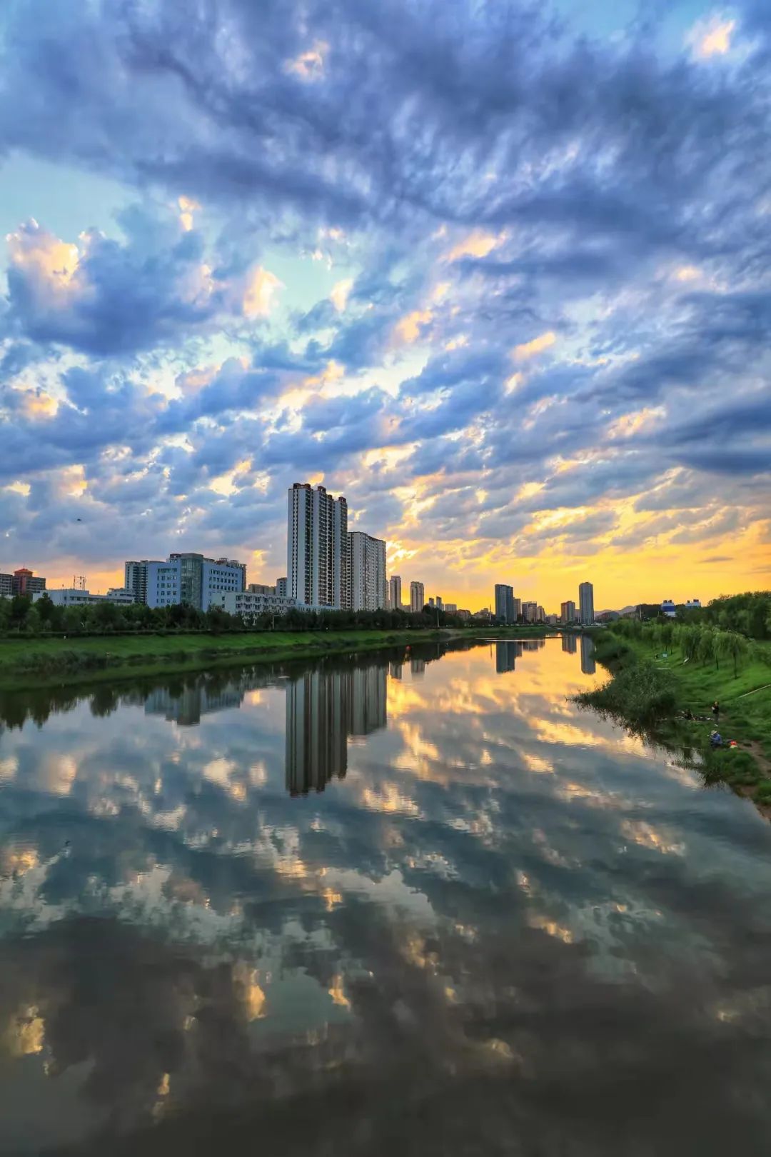 一團團彩雲從天空,從水中,上下席捲而來,形成了臘山湖公園難得的一處