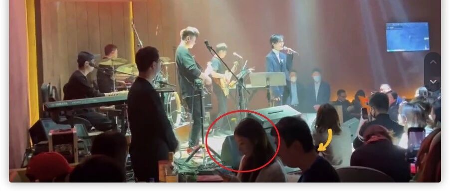 王思聪低调坐酒吧角落，身边环绕5位高颜值美女，女伴撞脸孙一宁