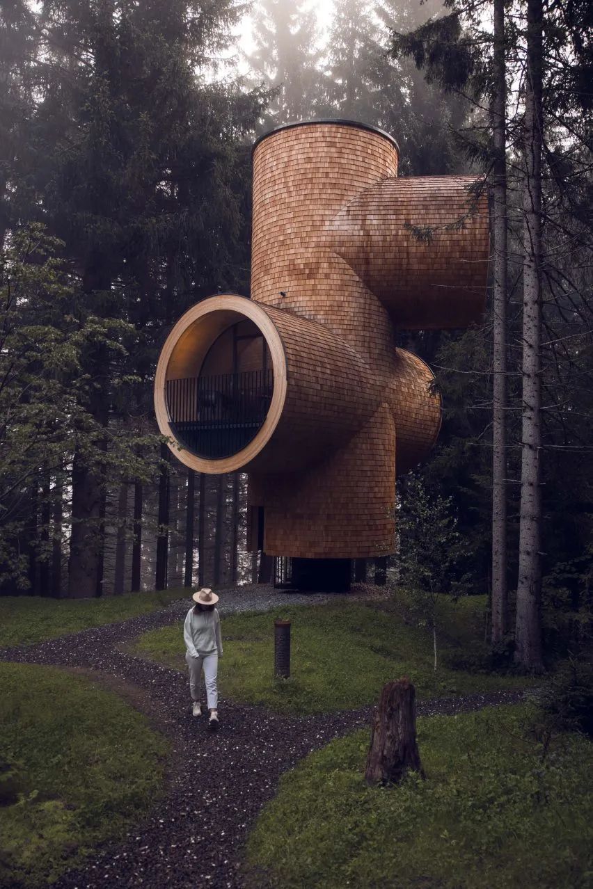 木结构树屋，真正的融入山林