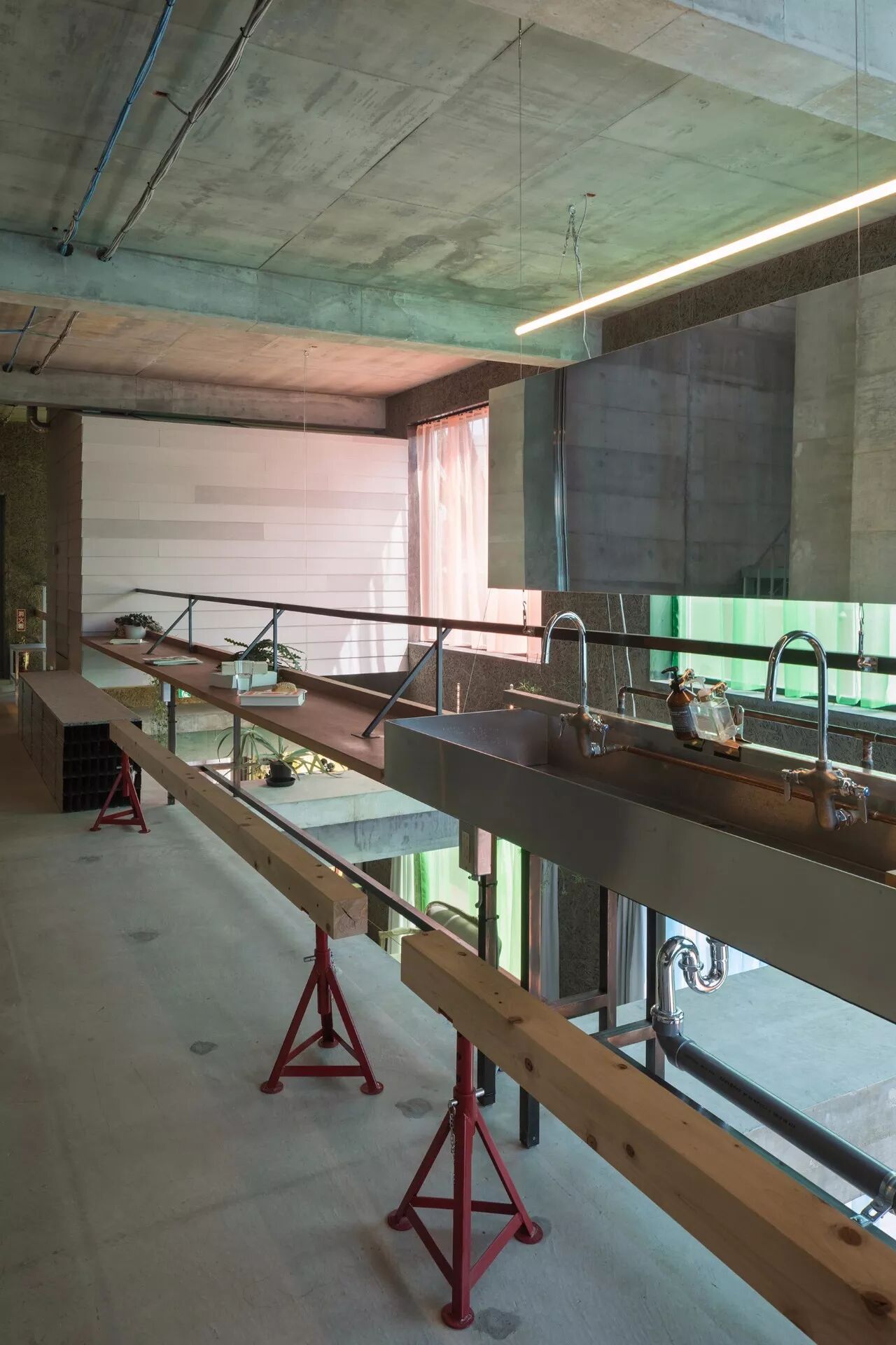 混凝土内装怎样抵御性冷淡,全靠带色儿的纱帘逆袭!