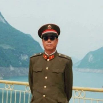 张万年卸任总参谋长后，这位将军接任，儿子后来成为战区副司令