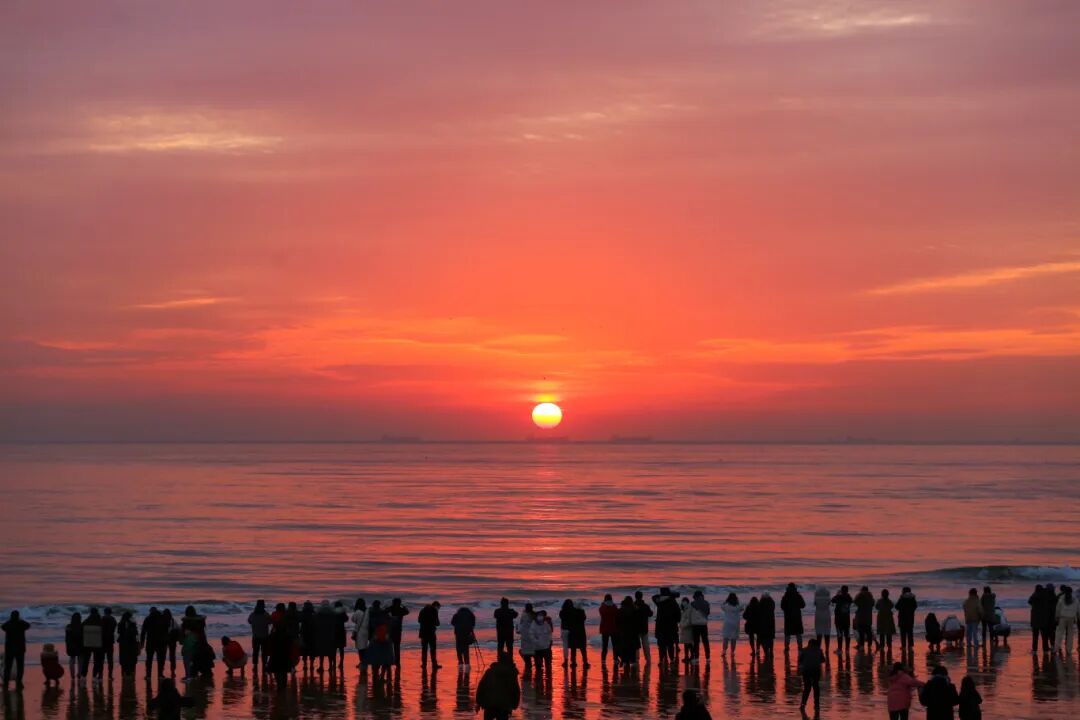 人们在万平口旅游区海边观看新年日出 (2).JPG