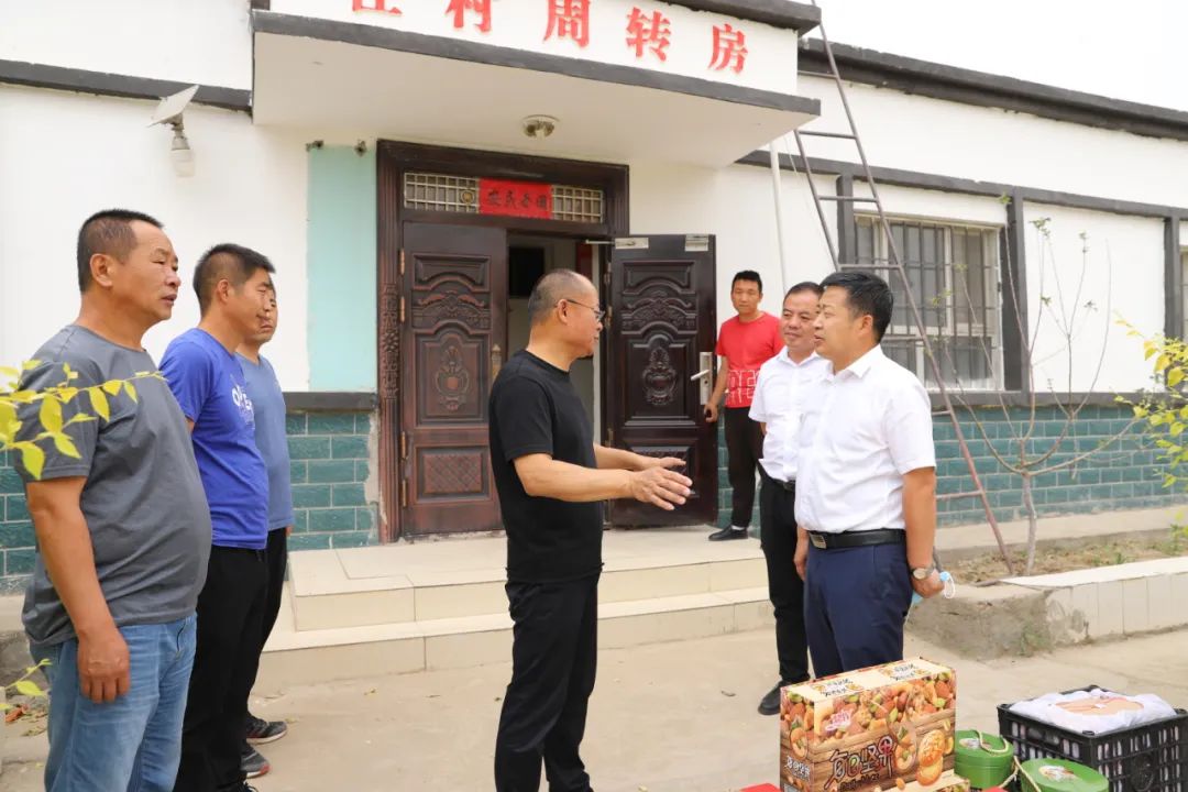 五团沙河镇党委端午节慰问“访惠聚”工作队
