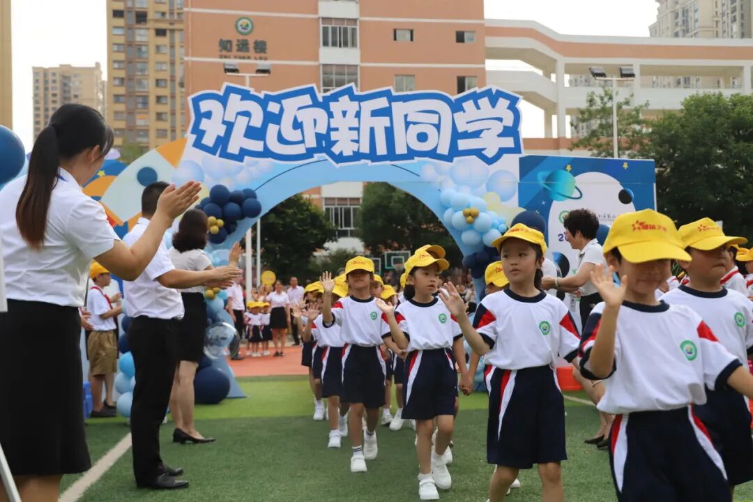 8月28日上午,玉东新区第四小学以"做好接班人"为核心策划的入学专属"