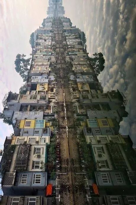 有网友把水边拍的房子照片翻转了一下,瞬间就科幻起来了! @苍南派