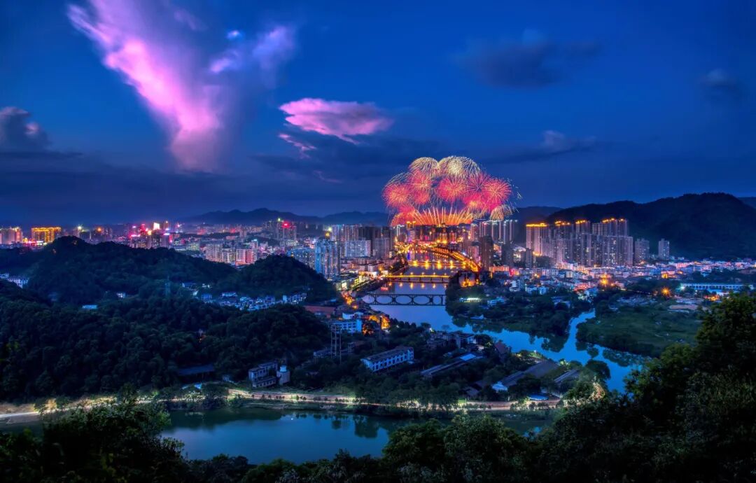 浏阳夜景,图源于央视新闻另一方面,浏阳也有问鼎"三湘第一县"的壮志