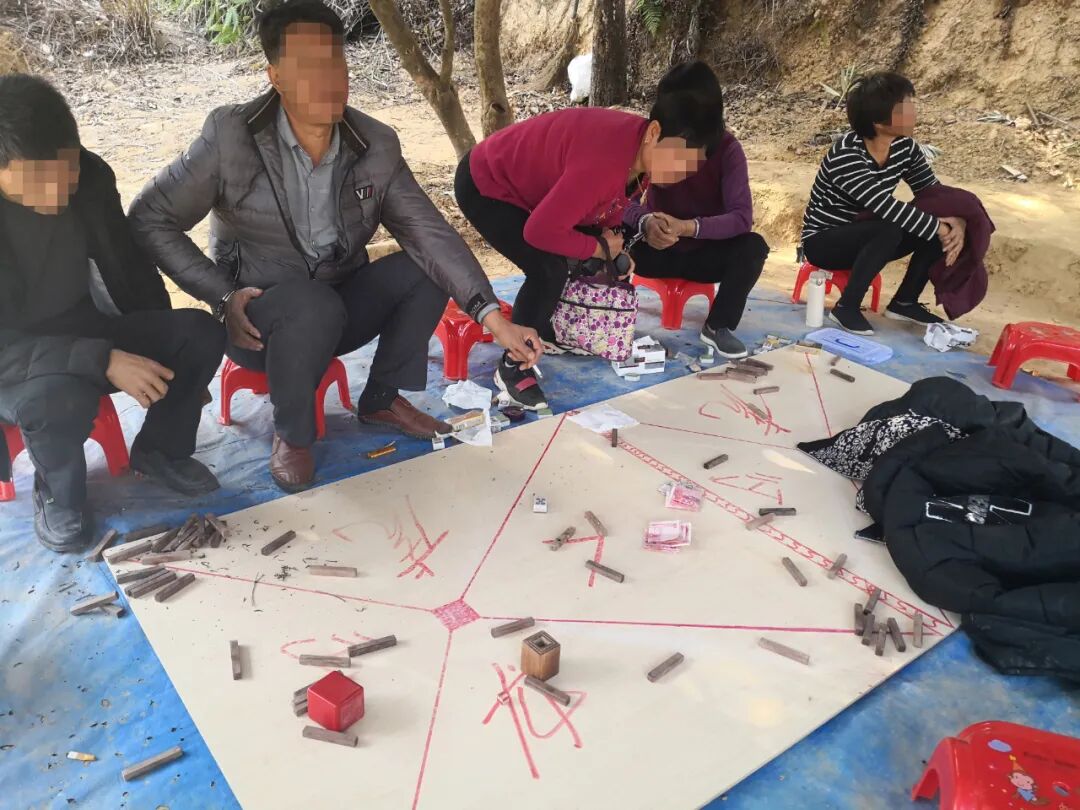 饶洋派出所捣毁一聚赌窝点