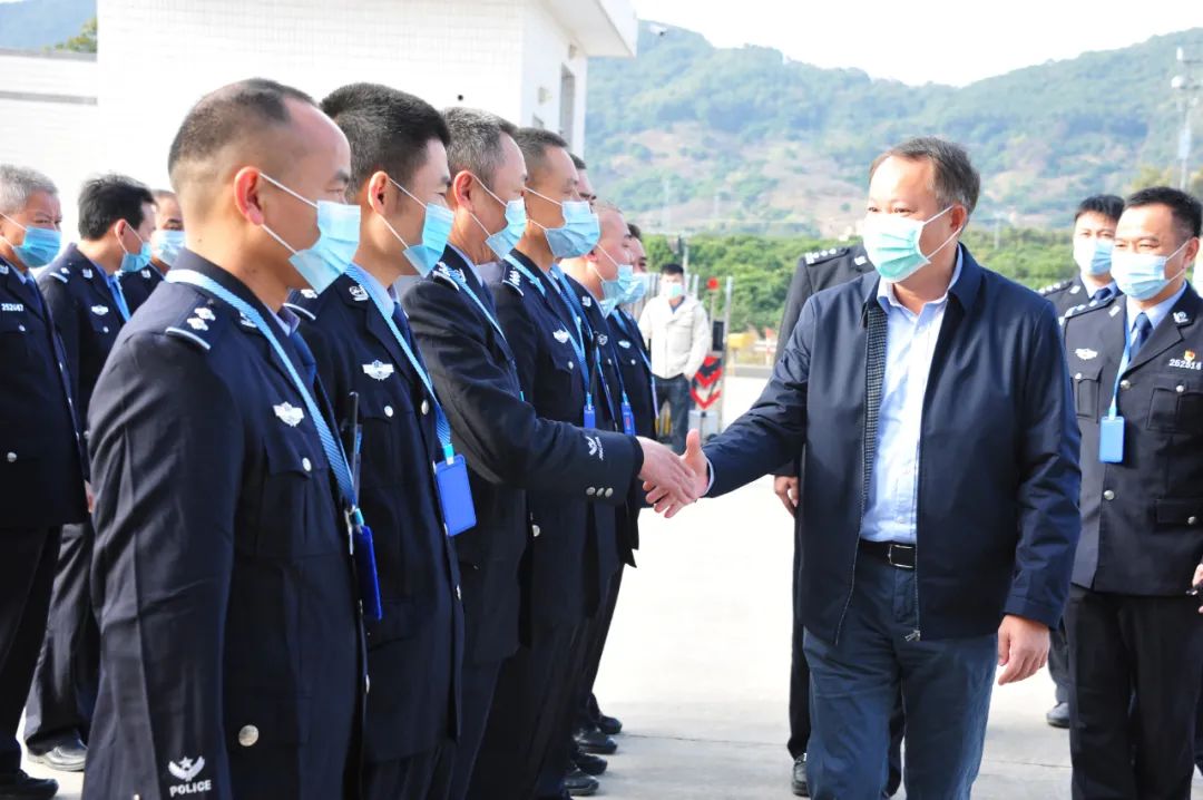 向人民警察致敬饶平县委书记陈跃庆带队开展中国人民警察节慰问活动