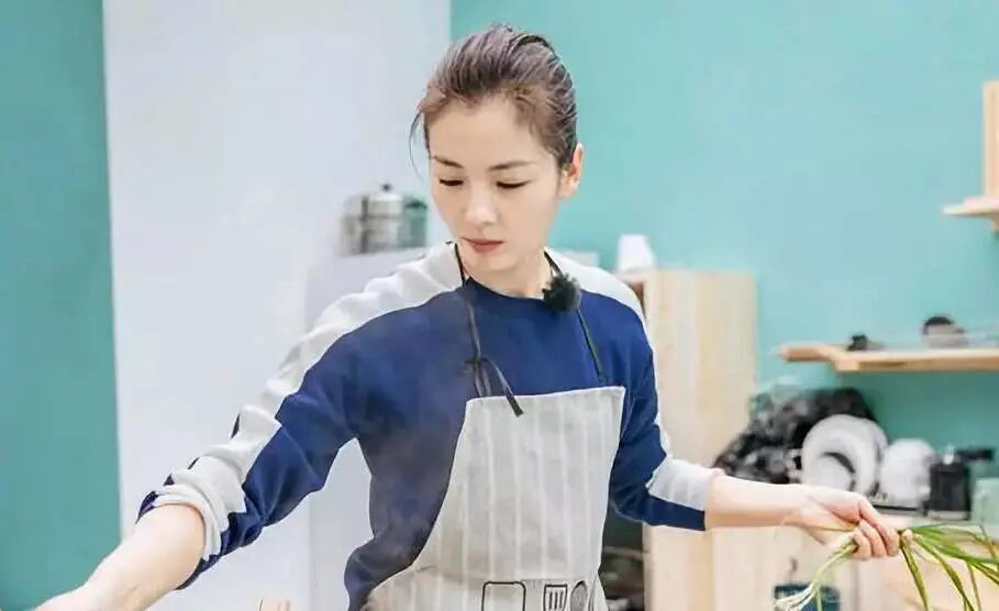 刘涛出轨了？酒后依偎中年男子似小姑娘娇羞！对方是东方卫视一哥，国民贤妻要翻车了？（组图） - 41