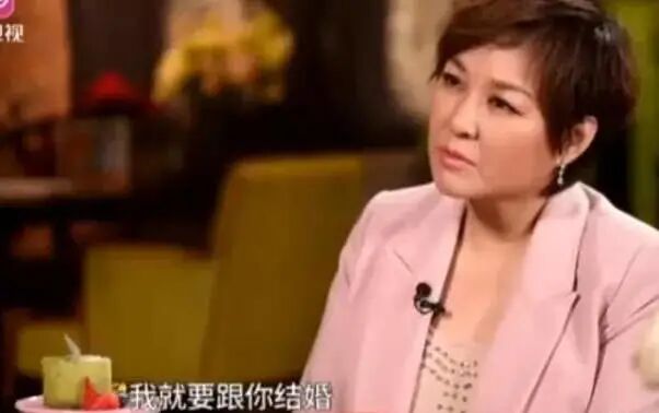 张嘉倪出门带俩保姆仨保镖疑怀三胎？豪门婆婆曾反对婚事，结婚7年产2娃仍未圆婚礼梦（组图） - 46