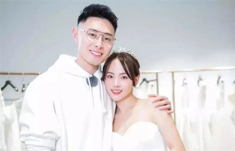 张嘉倪出门带俩保姆仨保镖疑怀三胎？豪门婆婆曾反对婚事，结婚7年产2娃仍未圆婚礼梦（组图） - 29