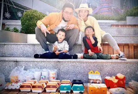 张嘉倪出门带俩保姆仨保镖疑怀三胎？豪门婆婆曾反对婚事，结婚7年产2娃仍未圆婚礼梦（组图） - 16