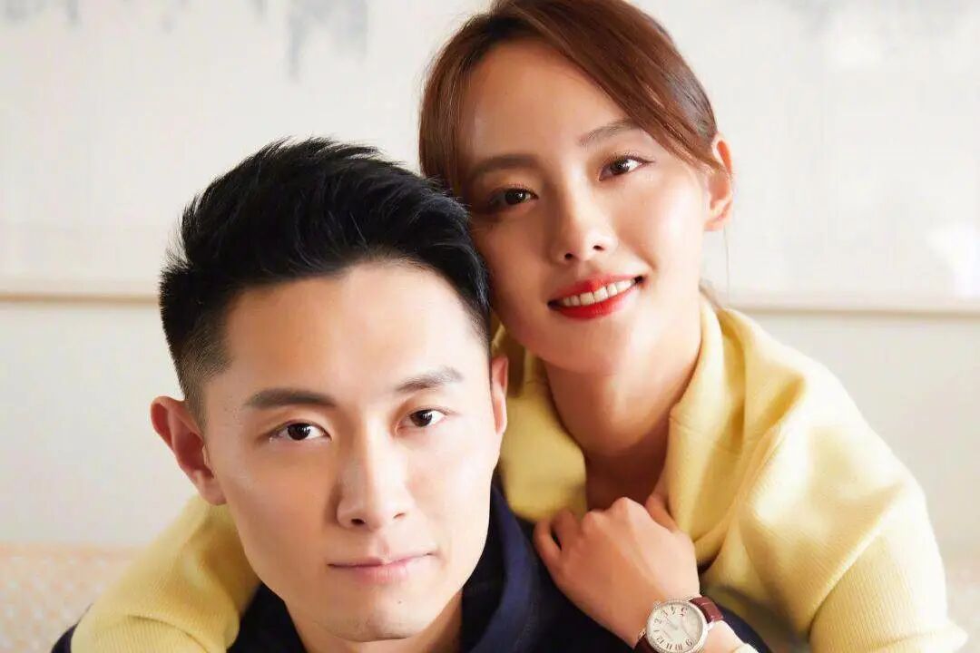 张嘉倪出门带俩保姆仨保镖疑怀三胎？豪门婆婆曾反对婚事，结婚7年产2娃仍未圆婚礼梦（组图） - 27