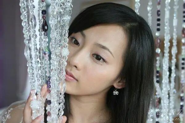 张嘉倪出门带俩保姆仨保镖疑怀三胎？豪门婆婆曾反对婚事，结婚7年产2娃仍未圆婚礼梦（组图） - 14