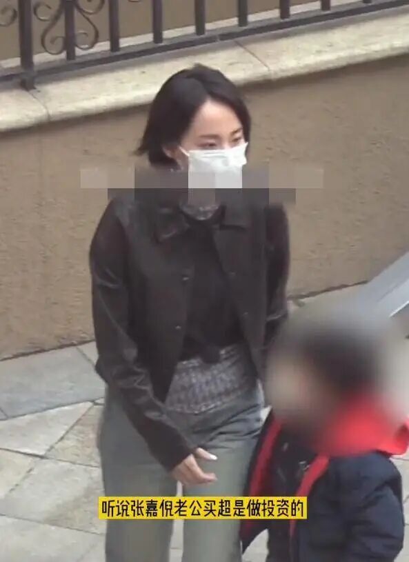 张嘉倪出门带俩保姆仨保镖疑怀三胎？豪门婆婆曾反对婚事，结婚7年产2娃仍未圆婚礼梦（组图） - 6