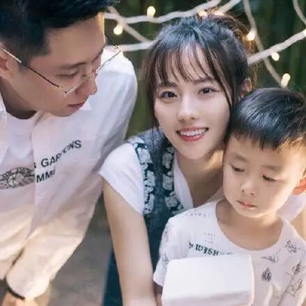 张嘉倪出门带俩保姆仨保镖疑怀三胎？豪门婆婆曾反对婚事，结婚7年产2娃仍未圆婚礼梦（组图） - 21