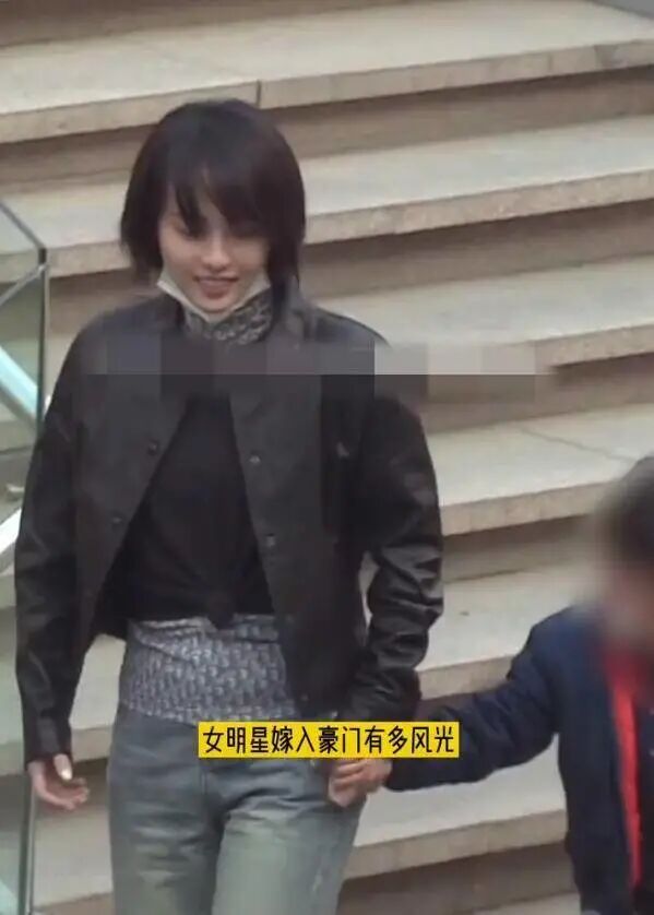 张嘉倪出门带俩保姆仨保镖疑怀三胎？豪门婆婆曾反对婚事，结婚7年产2娃仍未圆婚礼梦（组图） - 3