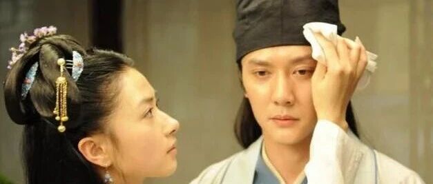 富家千金出上联：“双峰高耸上云天”，穷书生的下联让她心动