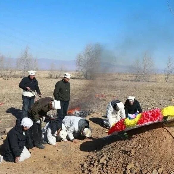 古人讲亲属埋葬后，为何要在坟墓周围走几圈？说出来你可能不信