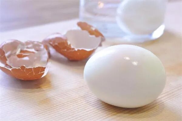 煮鸡蛋时，不要用清水煮，多加两种料，蛋壳一剥就掉，嫩滑又好吃！