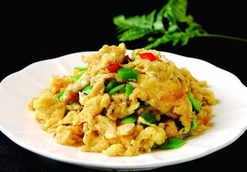 煮鸡蛋时，不要用清水煮，多加两种料，蛋壳一剥就掉，嫩滑又好吃！