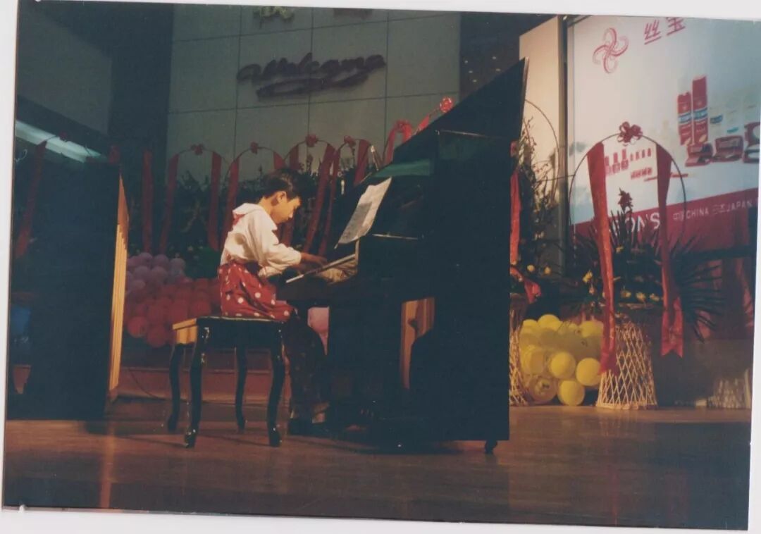 钢琴家英语_美女钢琴演奏家_钢琴女孩视频