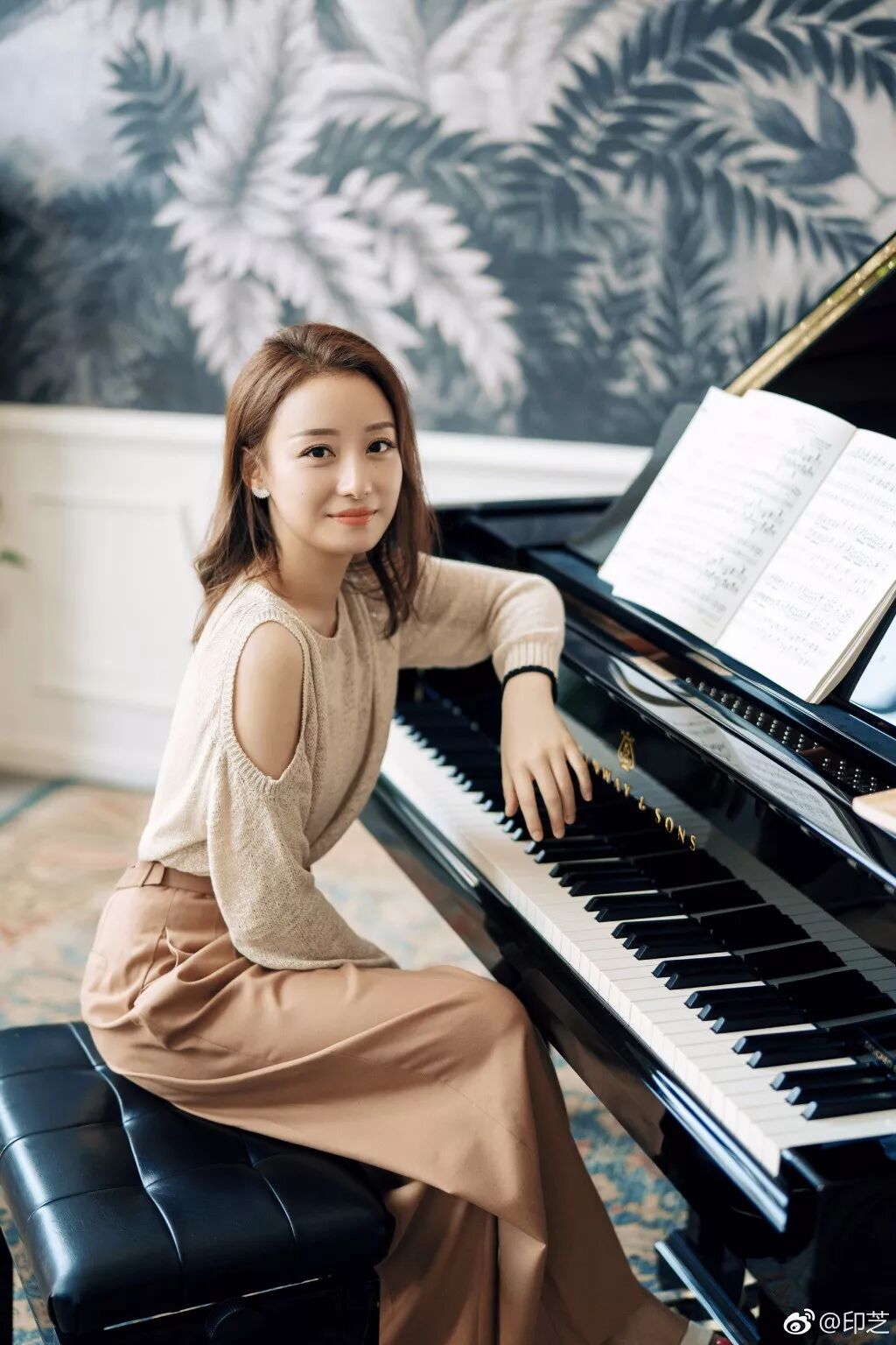 钢琴女孩视频_美女钢琴演奏家_钢琴家英语