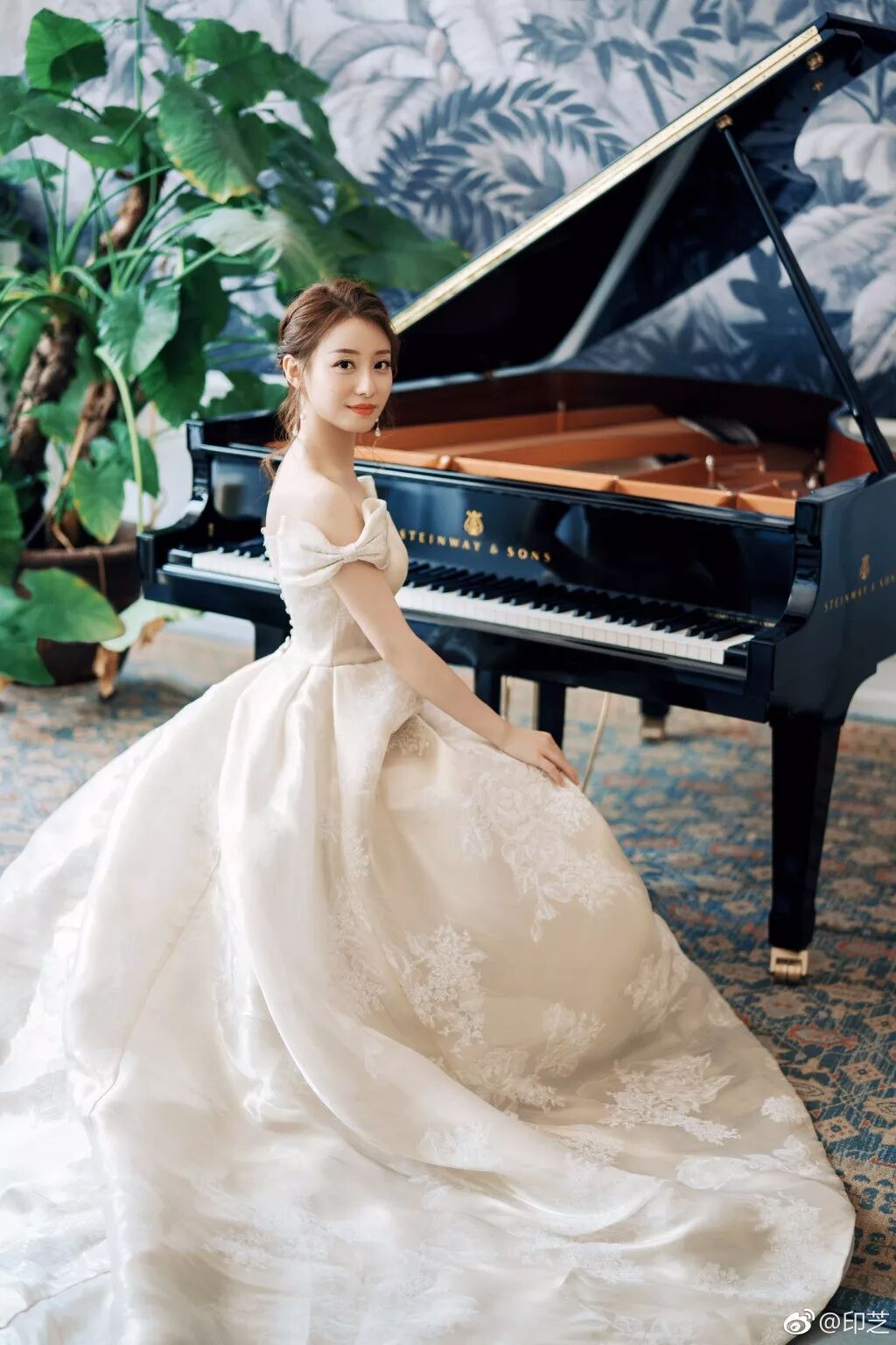 钢琴女孩视频_美女钢琴演奏家_钢琴家英语