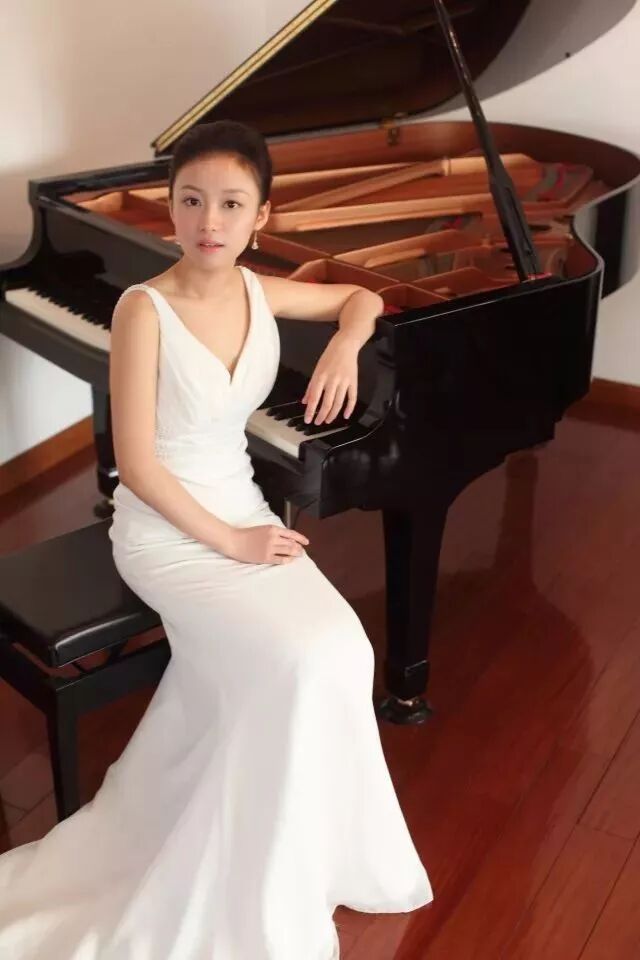 美女钢琴演奏家_钢琴家英语_钢琴女孩视频