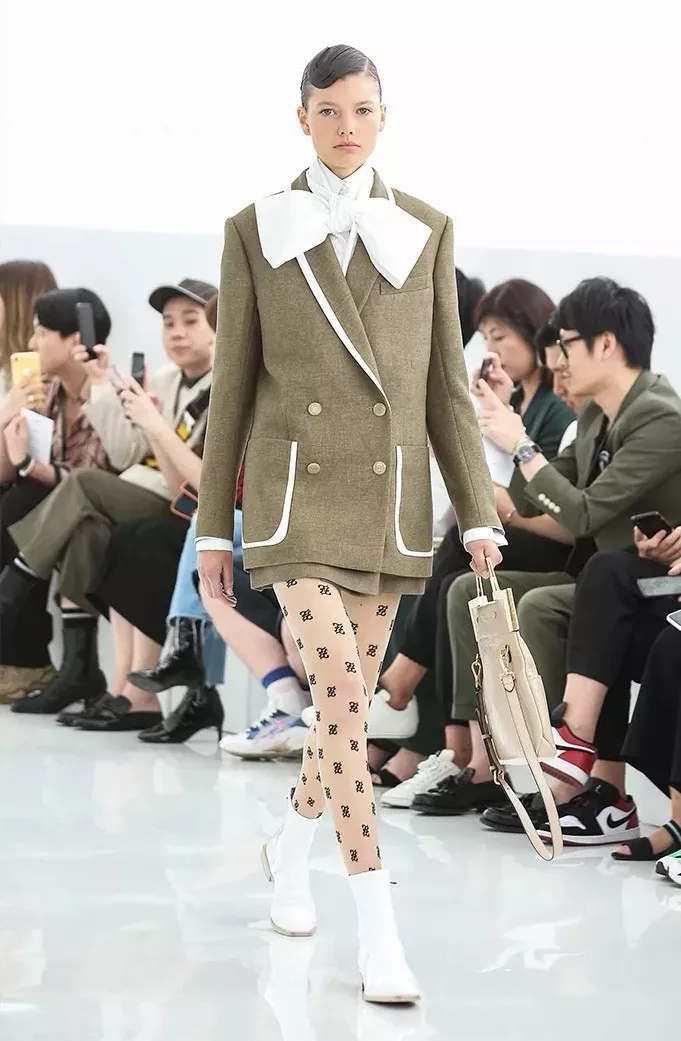 12年后 Fendi 再次来到中国,上演了老佛爷最后一场告别秀! 12年后 Fendi 再次来到中国,上演了老佛爷最后一场告别秀!