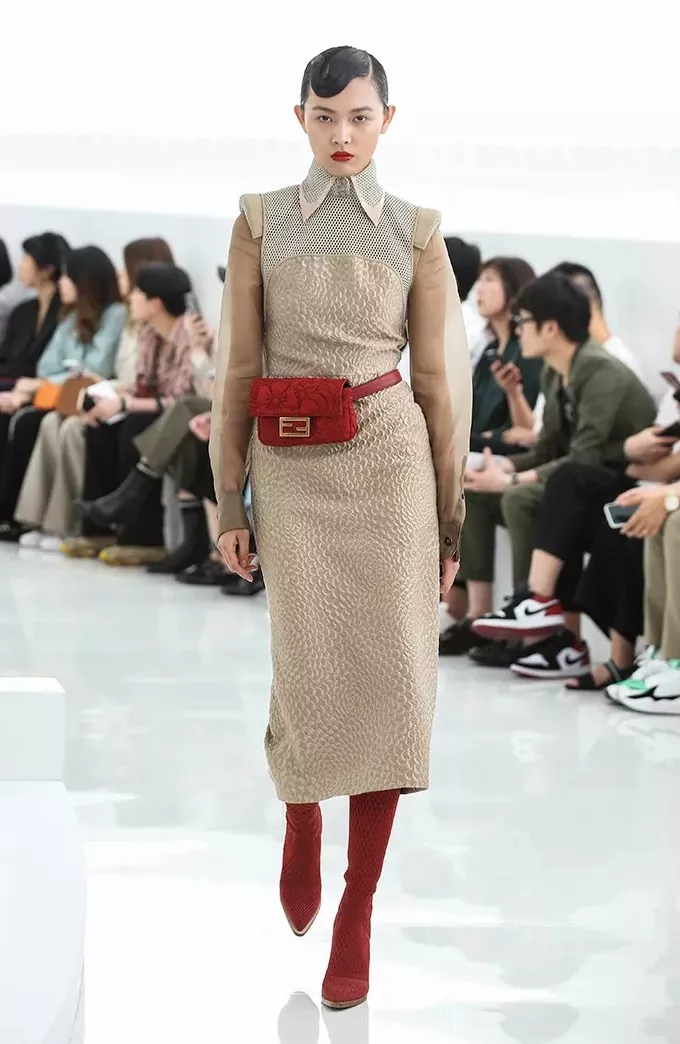 12年后 Fendi 再次来到中国,上演了老佛爷最后一场告别秀! 12年后 Fendi 再次来到中国,上演了老佛爷最后一场告别秀!