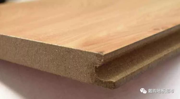 实木地板基本是将整块原木裁剪加工而成,横截面不会出现分层和碎木屑