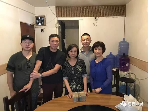 王文捷会长,丘文聪监事长,李青霞向家属捐款.