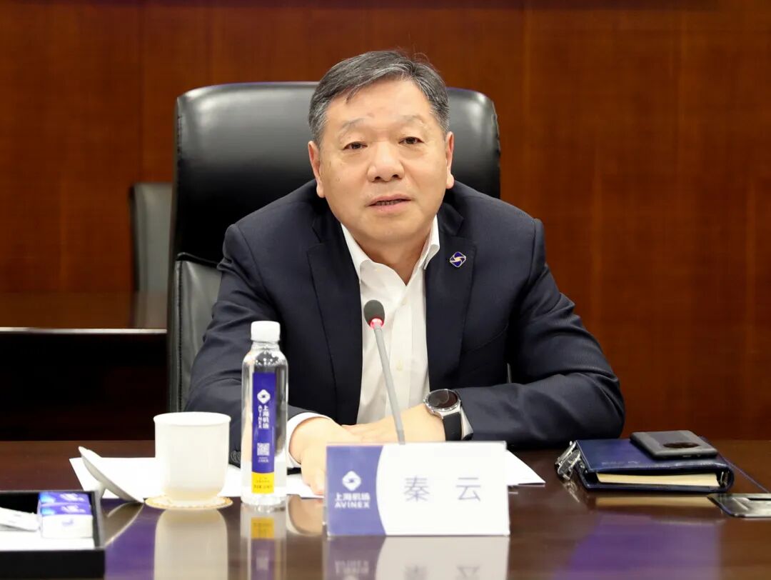 机场集团党委委员,副总裁周俊龙,上海铁塔副总经理张蕴洲代表双方签约