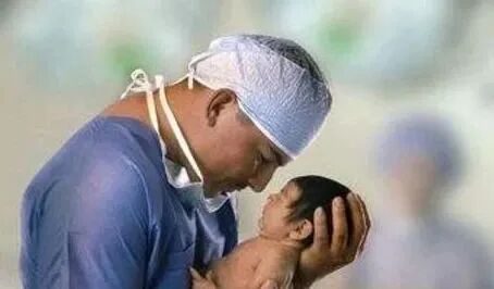 为什么剪脐带要先夹住脐带剪断的时候，到底是妈妈疼还是宝宝疼？别再猜了，看看就知道_https://www.jmylbn.com_新闻资讯_第2张