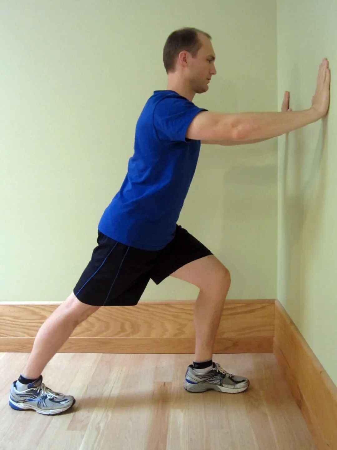 小腿后侧肌群牵伸方法(一)_膝关节损伤_膝关节损伤康复锻炼 - 好大夫