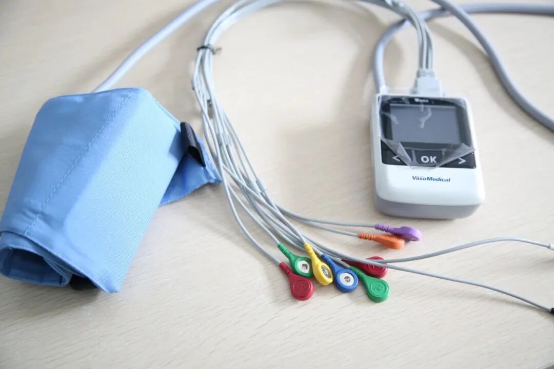 动态心电仪怎么连接【新进设备二】“神奇”的动态心电图—您的心脏“记录仪”_https://www.jmylbn.com_新闻资讯_第7张