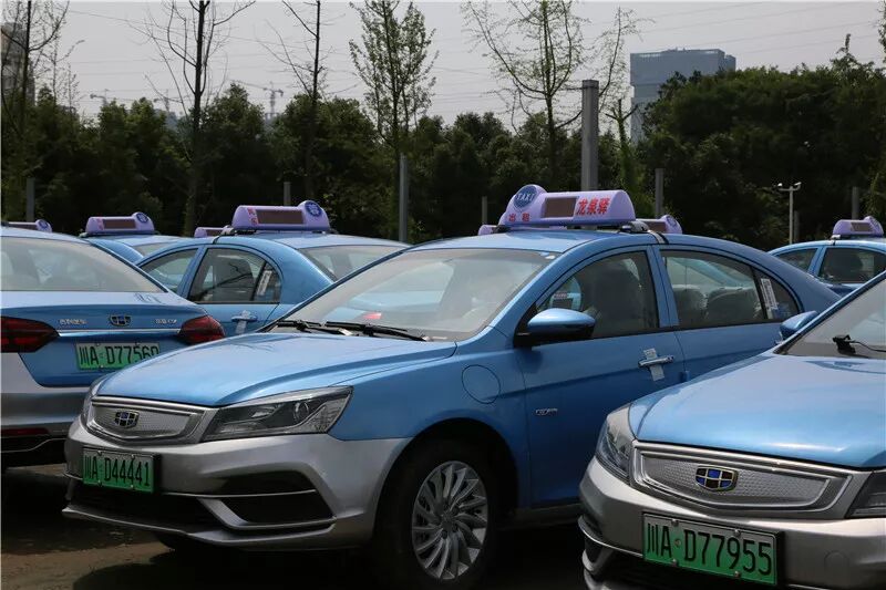纯电动出租车在龙泉驿上路啦绿色牌照就是
