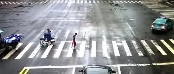 雨天，两司机突然在十字路口下车狂奔，这是为何？接下来的一幕温暖整座城······
