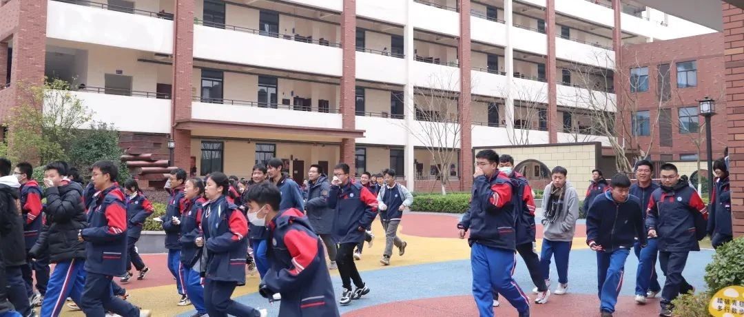 赣江新区金太阳实验中学开展冬季消防安全演练活动