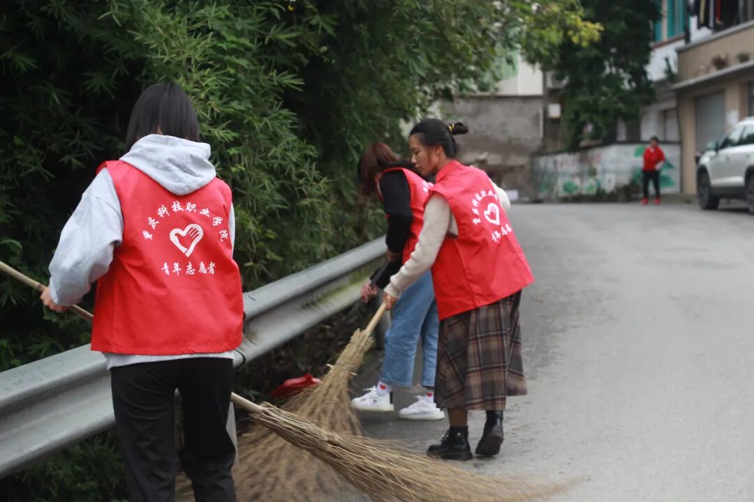 太平社区在龙滩子街道地处要塞,"洁小青"志愿服务小组根据各自的任务