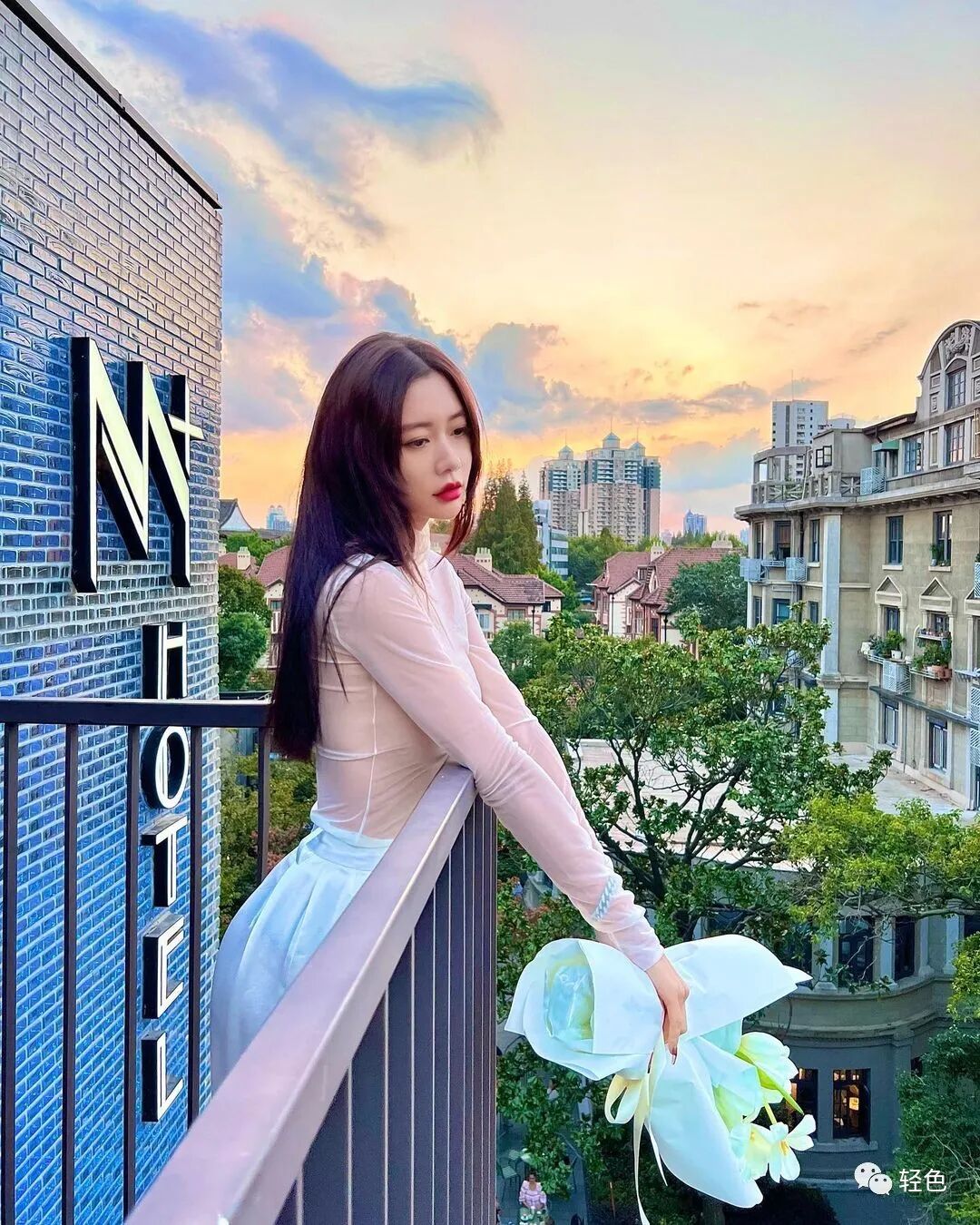 【美女】《流浪地球2》中的她，有着傲人的事业线，迷人的水蛇腰（组图） - 31