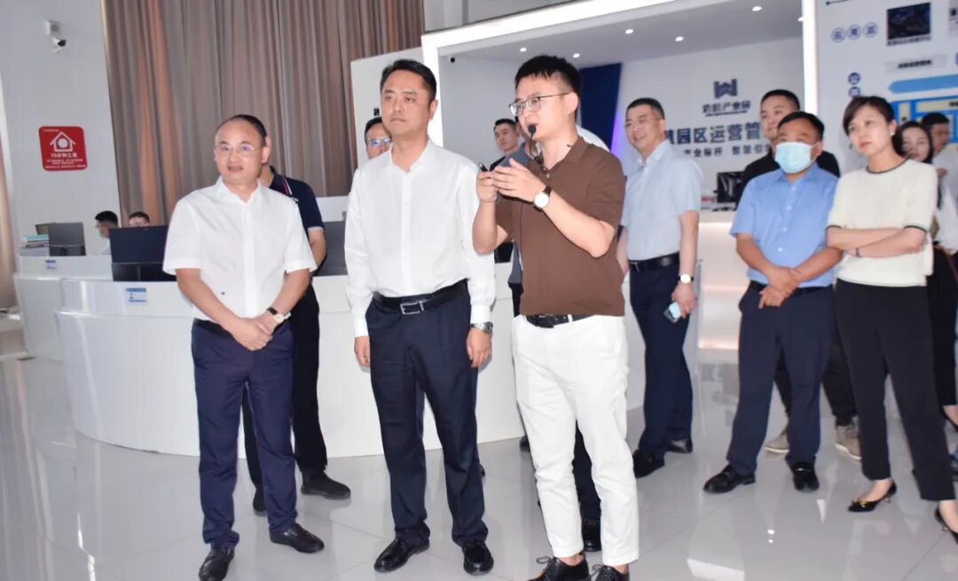 刘刚书记一行听取汇报中