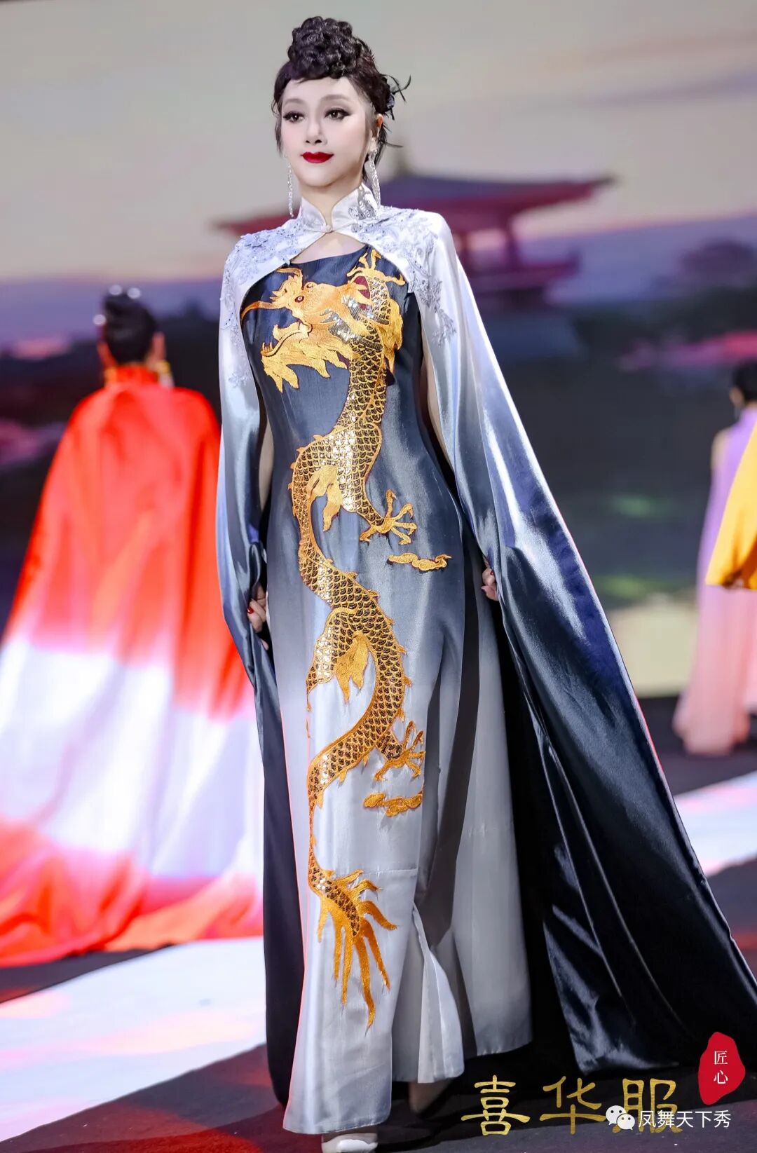 则作为第三届国际时装周助演嘉宾,上台秀5次,由凤舞公司提供服装