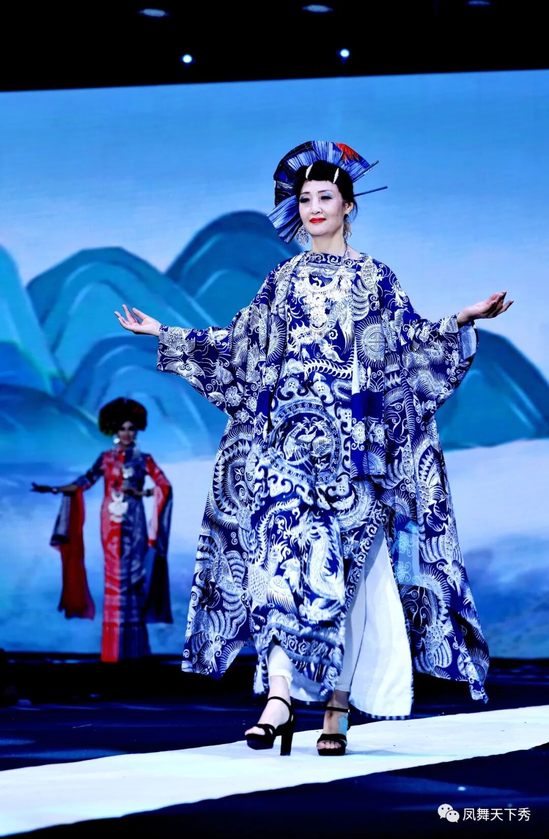 则作为第三届国际时装周助演嘉宾,上台秀5次,由凤舞公司提供服装